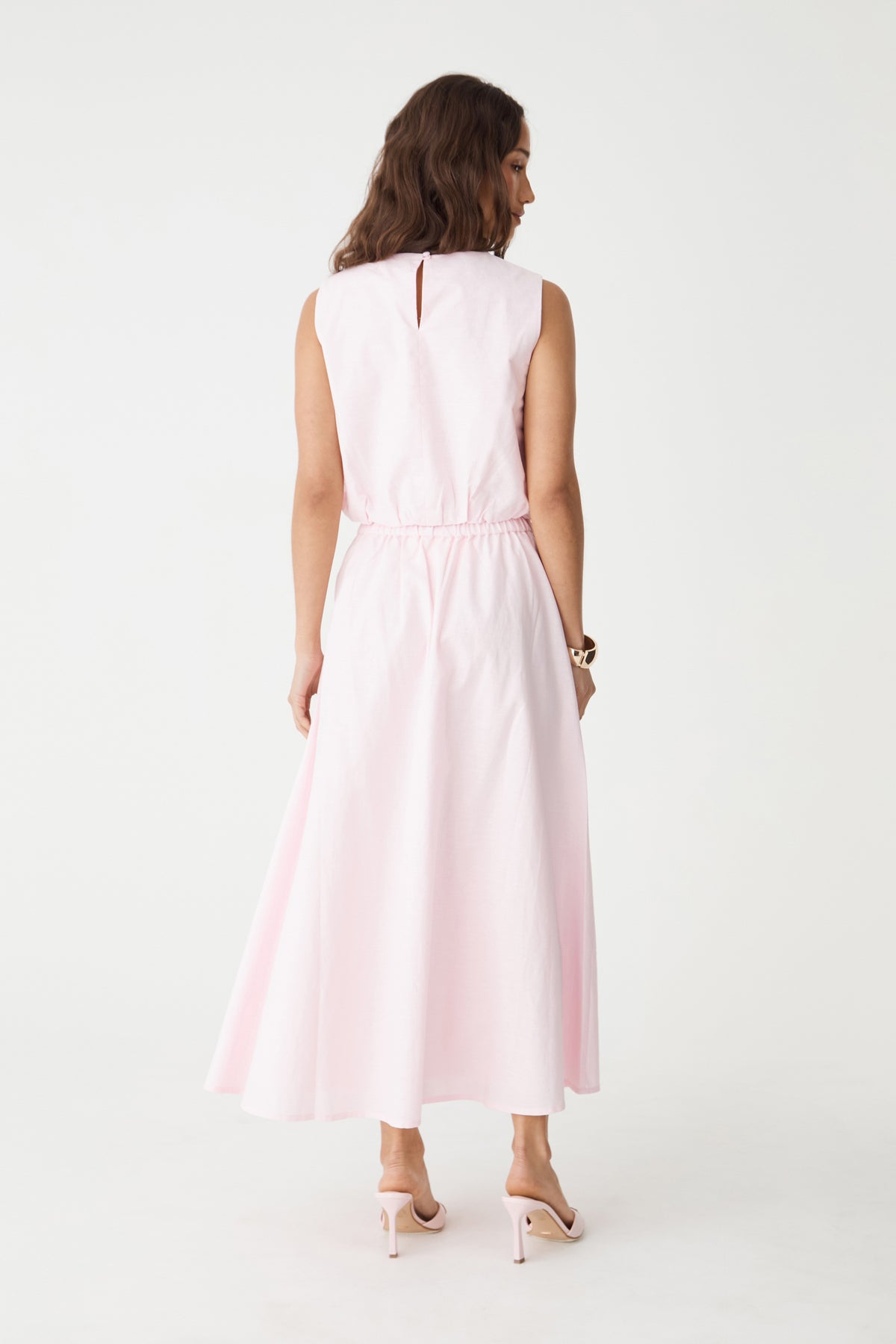 Back view showing keyhole with loop button fastening