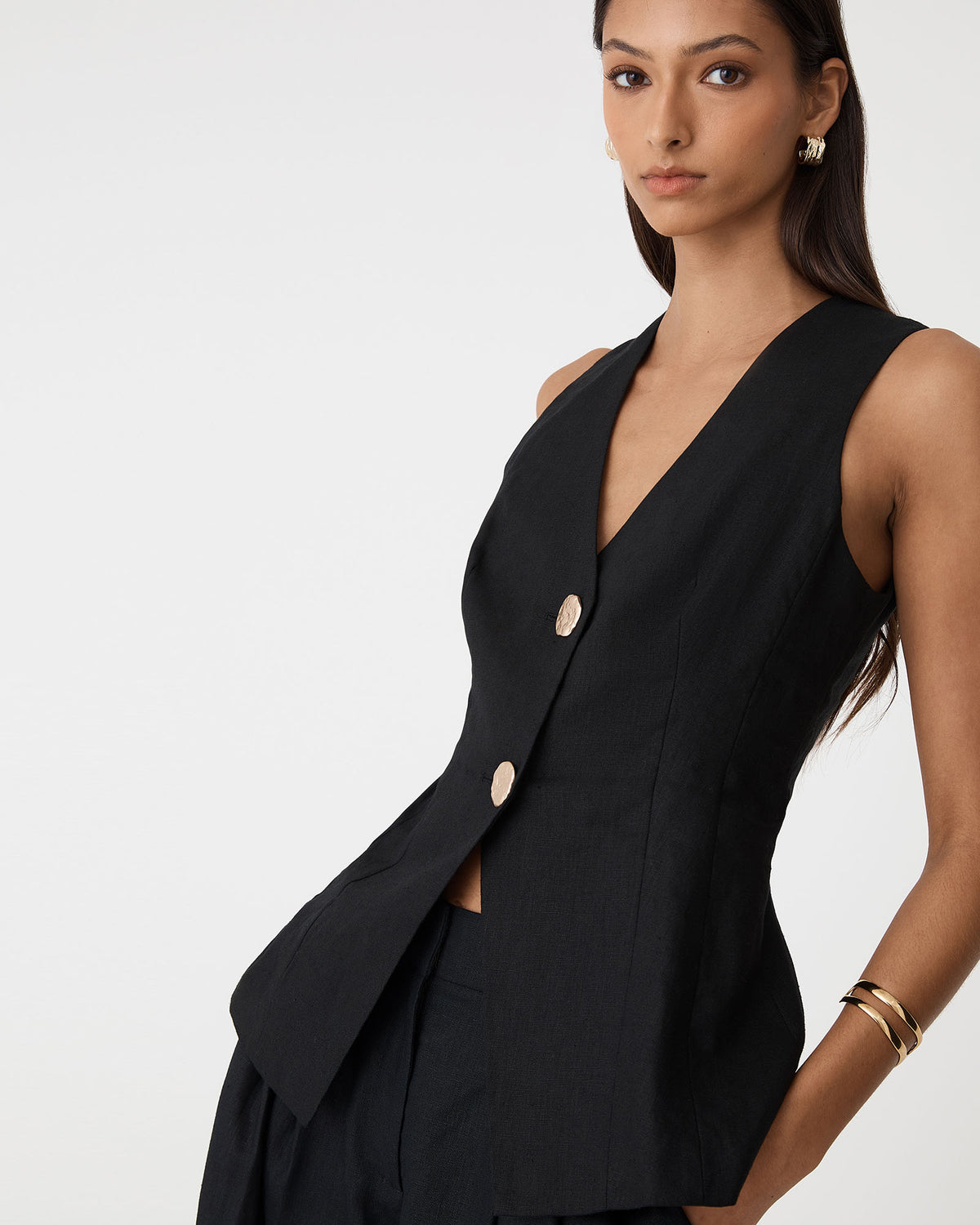 Ami V-Neck Linen Vest in black — close-up view 2