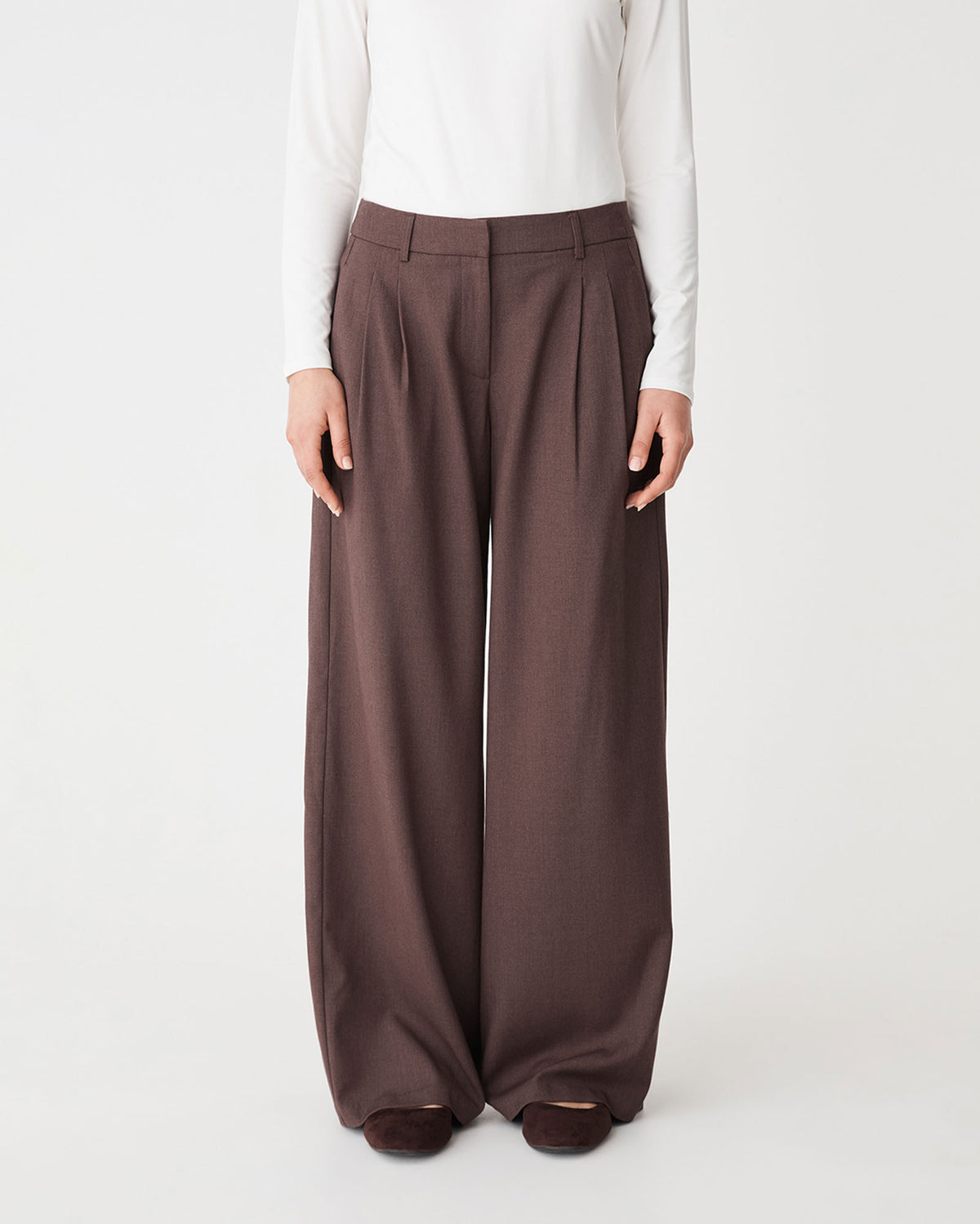 Arden Mid Rise Pleated Pants in dark mocha — close-up view
