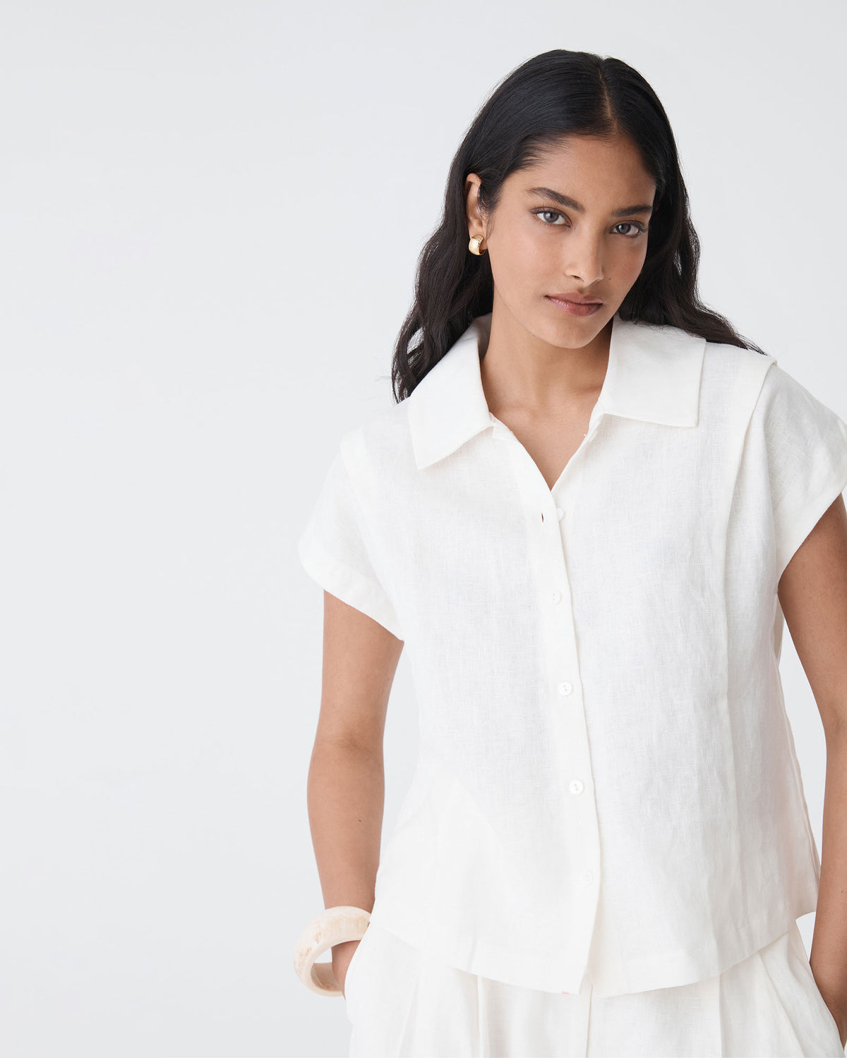Ami Linen Collar Shirt in ivory — close-up view 2